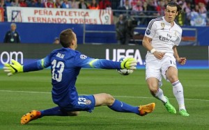 Real Madrid's Gareth Bale is being chased by Manchester United