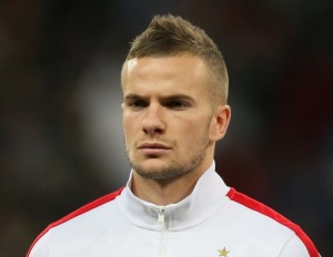 Everton are in talks to sign England international midfielder Tom Cleverley